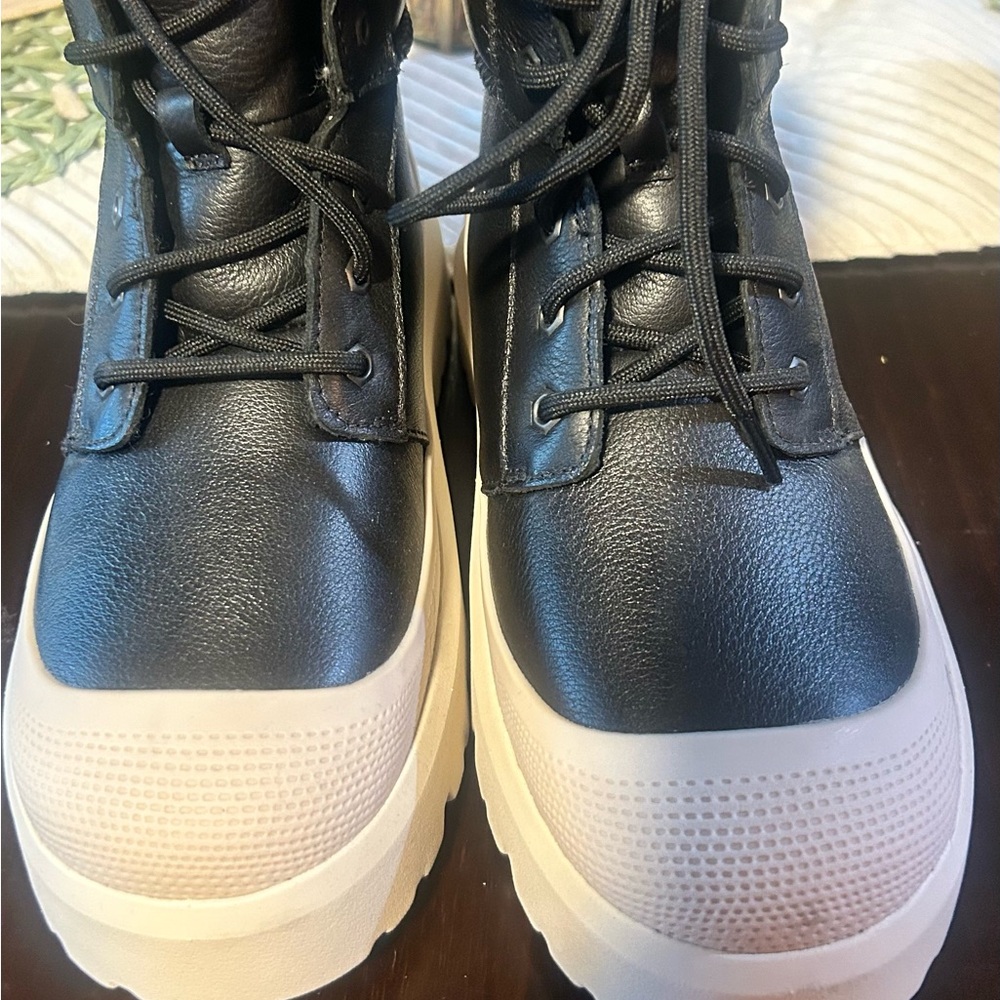 Men’s/Women’s UGG Black and Cream Men's high top Boots. Mens 6 or women’s 7.5